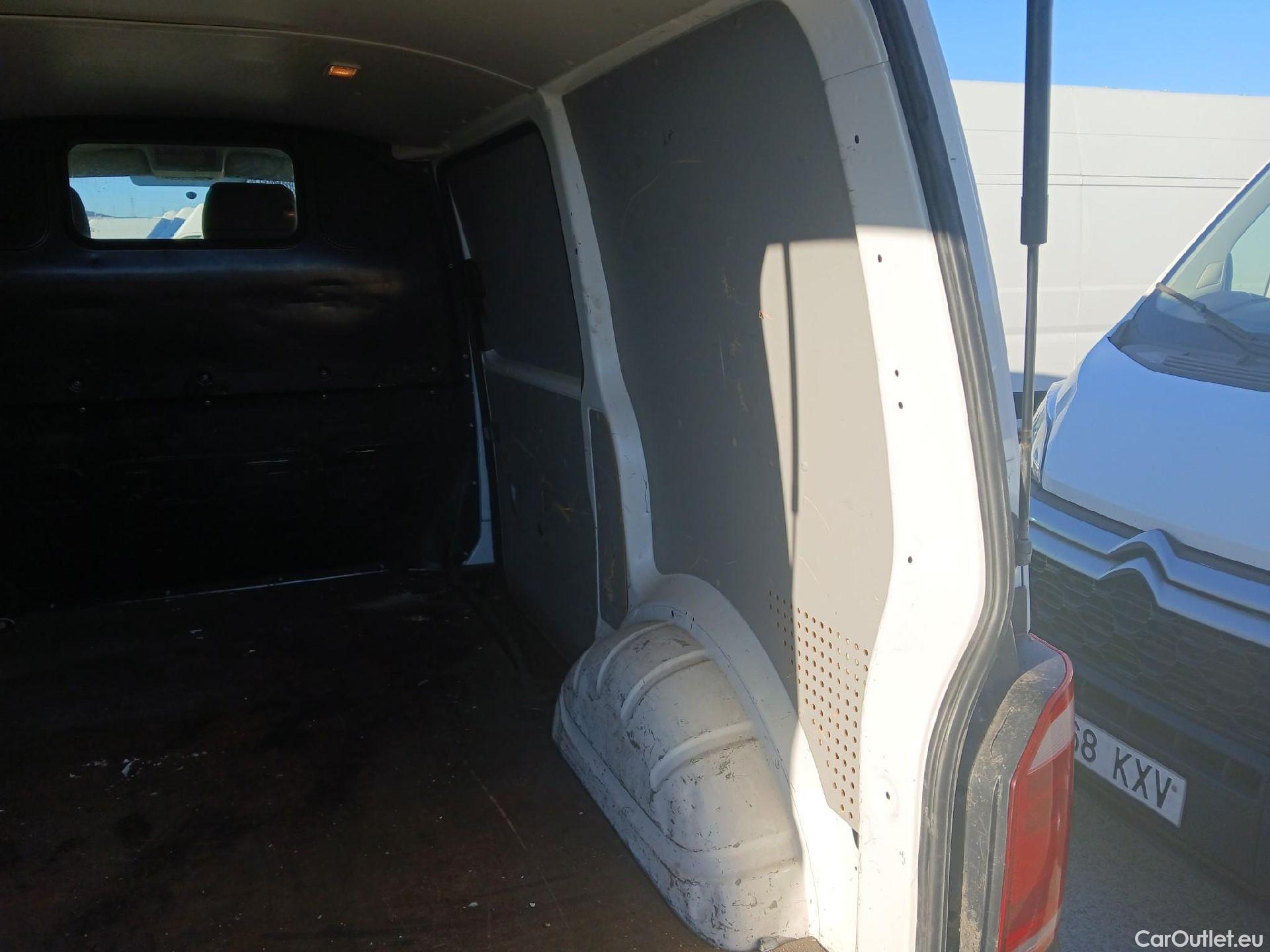  Volkswagen  Transporter VOLKSWAGEN  / 2015 / 4P / furgón Furgón Corto TN 2.0 TDI 110kW BMT 4Mot #30