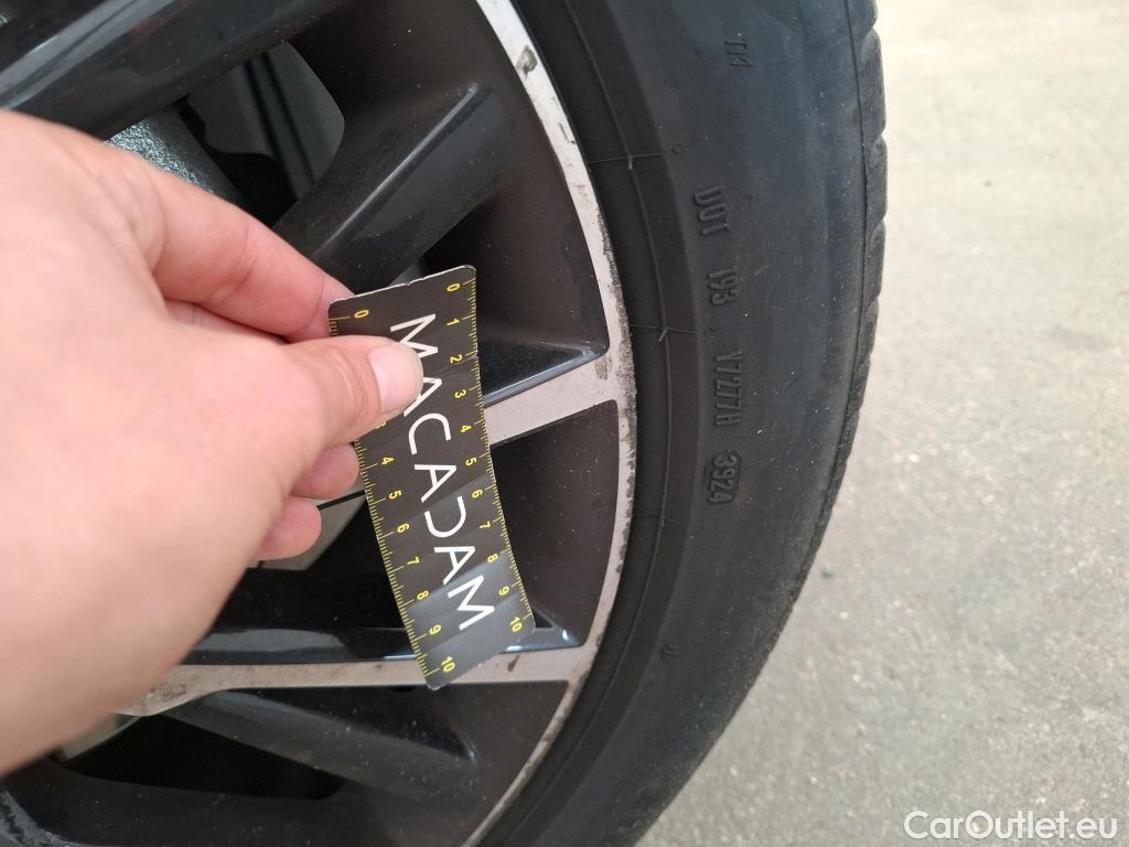  Toyota  C-HR TOYOTA  / 2016 / 5P / SUV 2.0 HYBRIDE 184 DISTINCTIVE #28