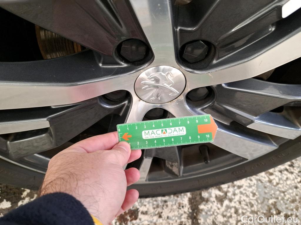  Peugeot  5008  Allure Pack 1.5 HDi 130CV BVM6 7 Sieges E6d #39