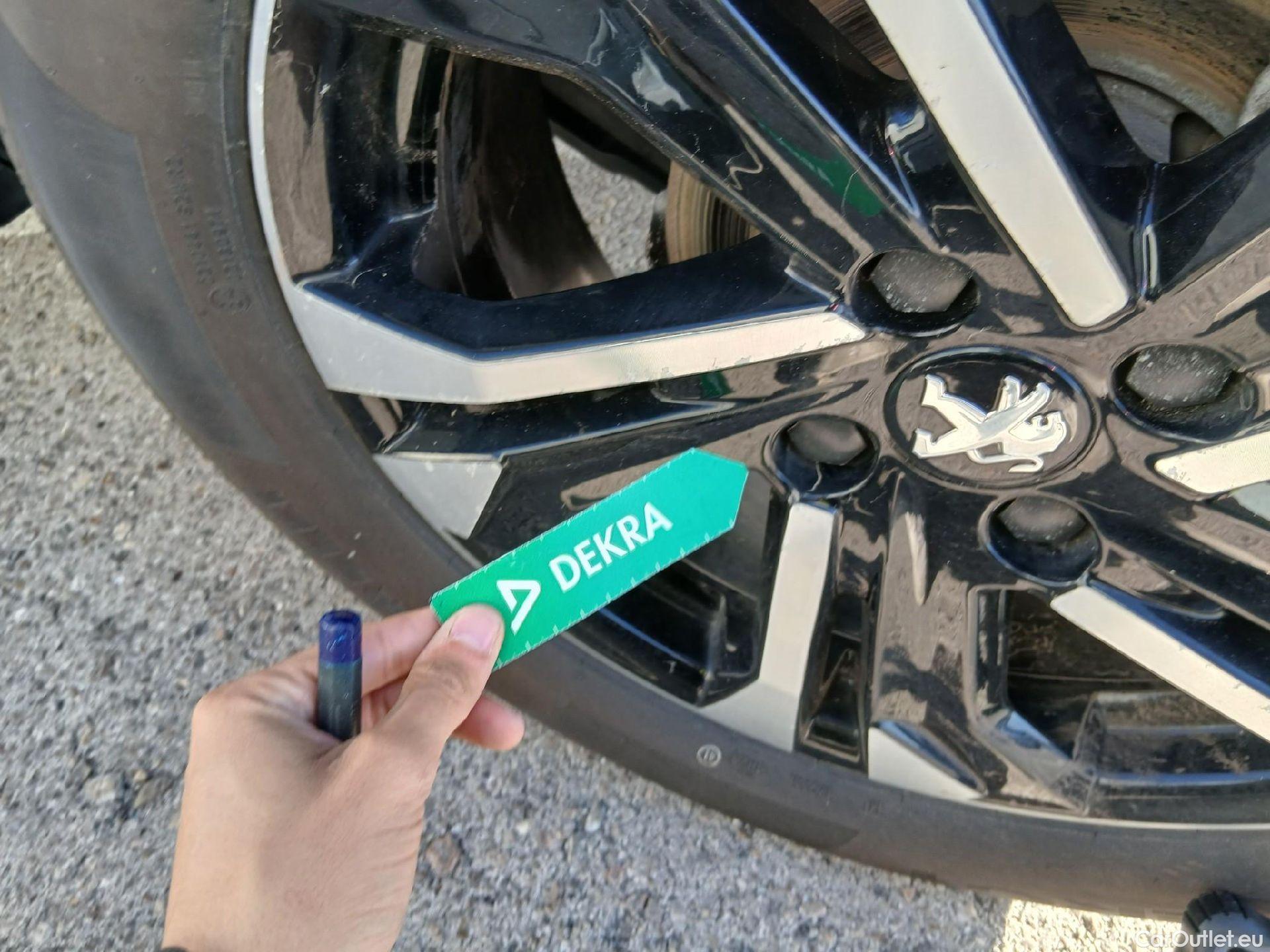  Peugeot  2008 PEUGEOT  / 2019 / 5P / todoterreno Allure Pack BlueHDI 81kW (110CV) (AC) #17