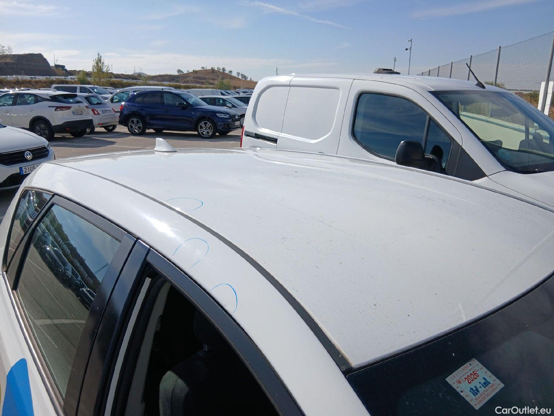  Toyota  Auris TOYOTA  / 2015 / 5P / berlina con portón 1.8 140H Hybrid Business #52