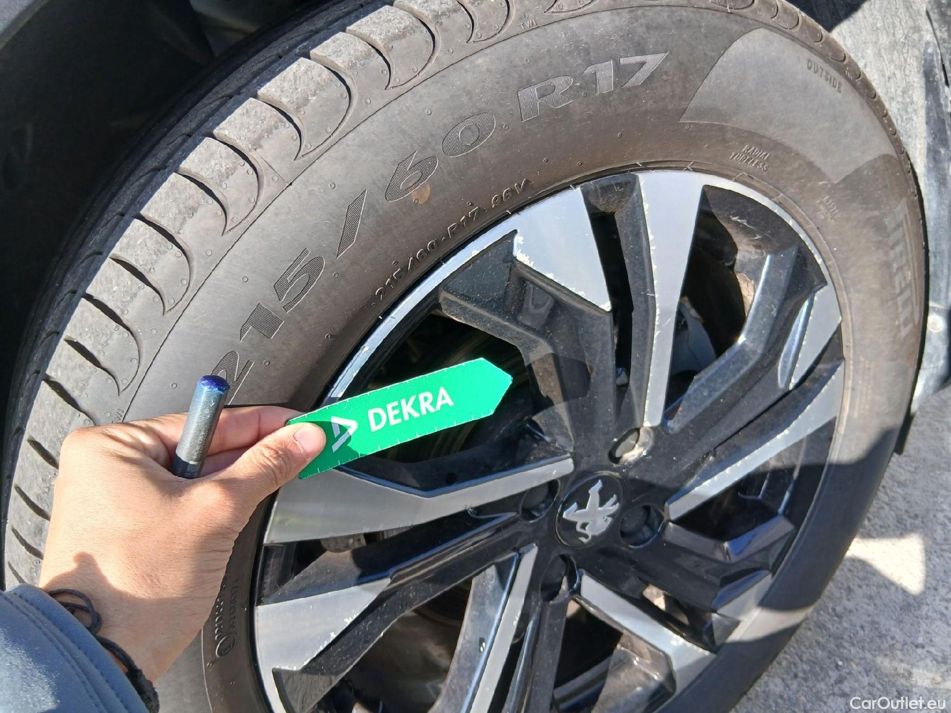  Peugeot  2008 PEUGEOT  / 2019 / 5P / todoterreno Allure Pack BlueHDI 81kW (110CV) (AC) #31