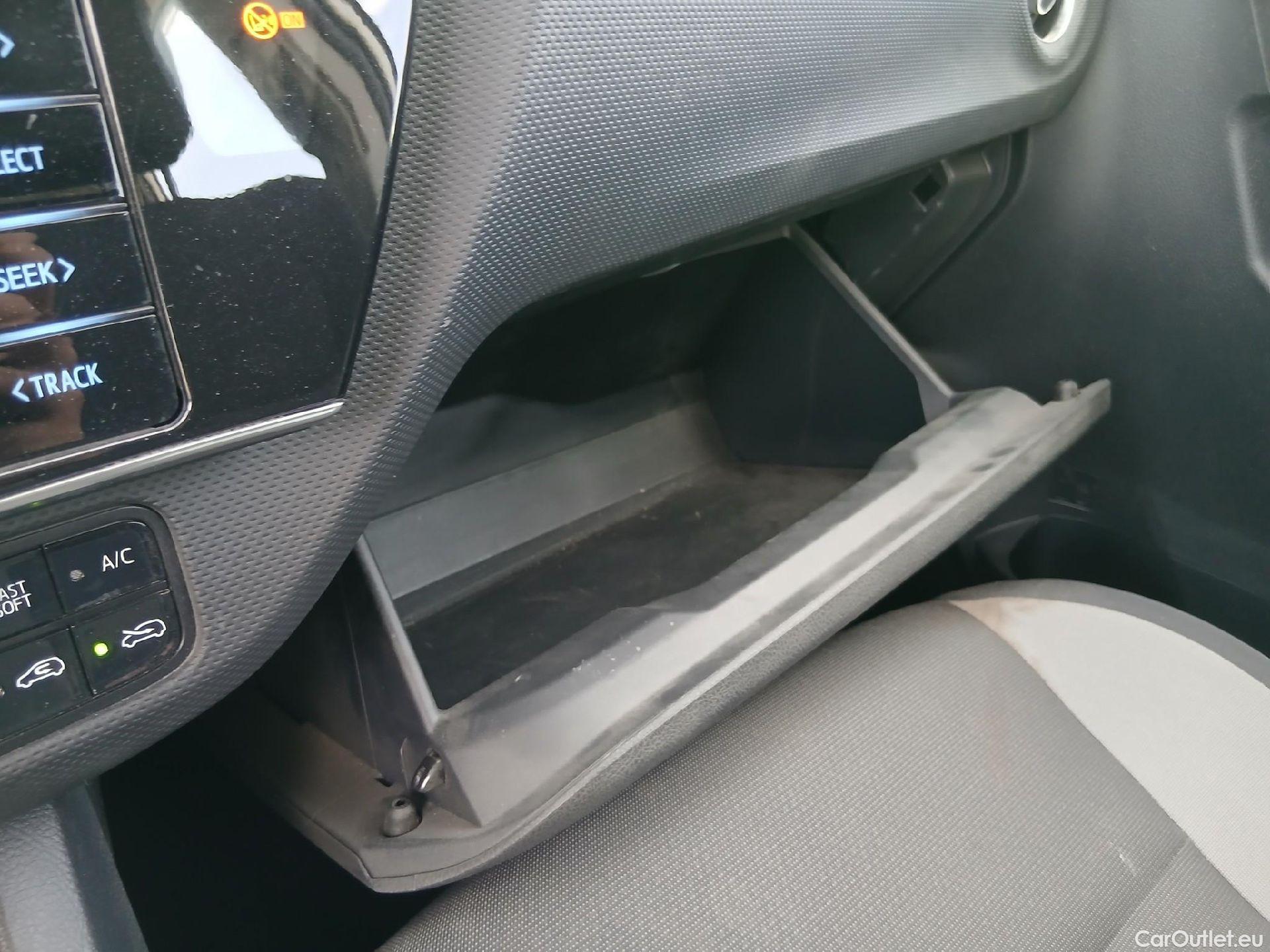  Toyota  Auris TOYOTA  / 2015 / 5P / berlina con portón 1.8 140H Hybrid Business #2