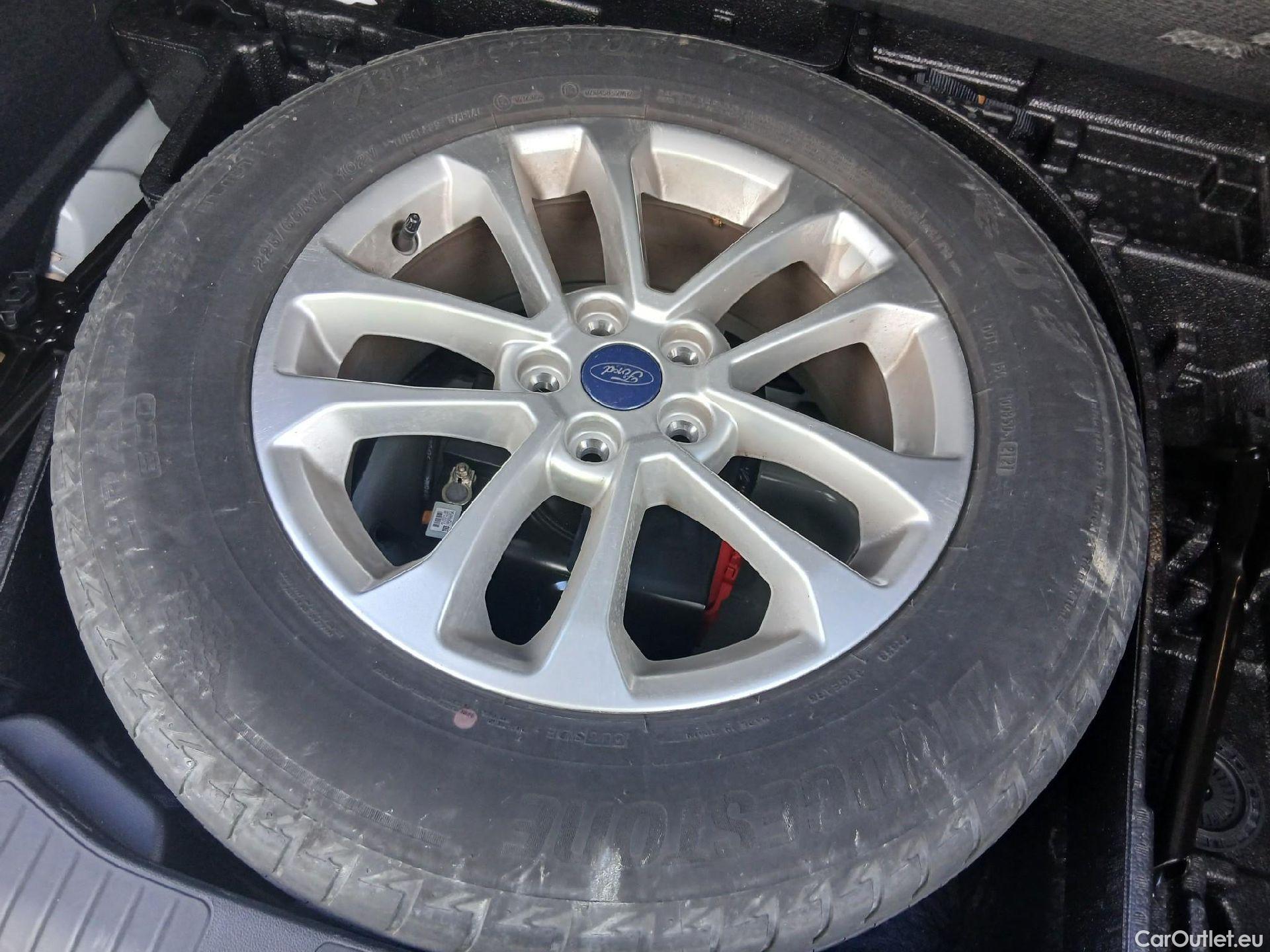  Ford  Kuga FORD  / 2019 / 5P / todoterreno Titanium 2.5 Duratec PHEV 165kW Auto #2