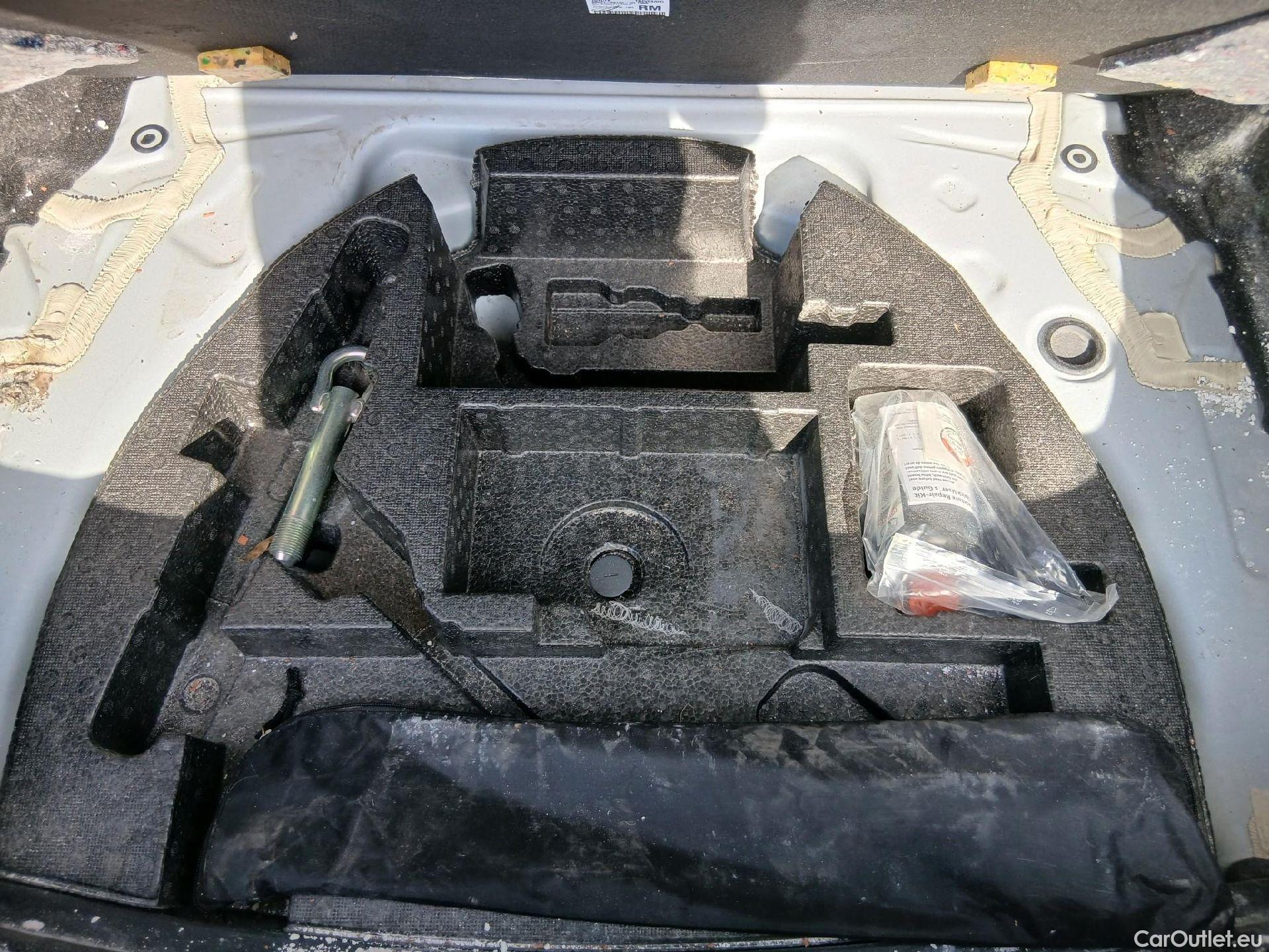  Toyota  Auris TOYOTA  / 2015 / 5P / berlina con portón 1.8 140H Hybrid Business #53