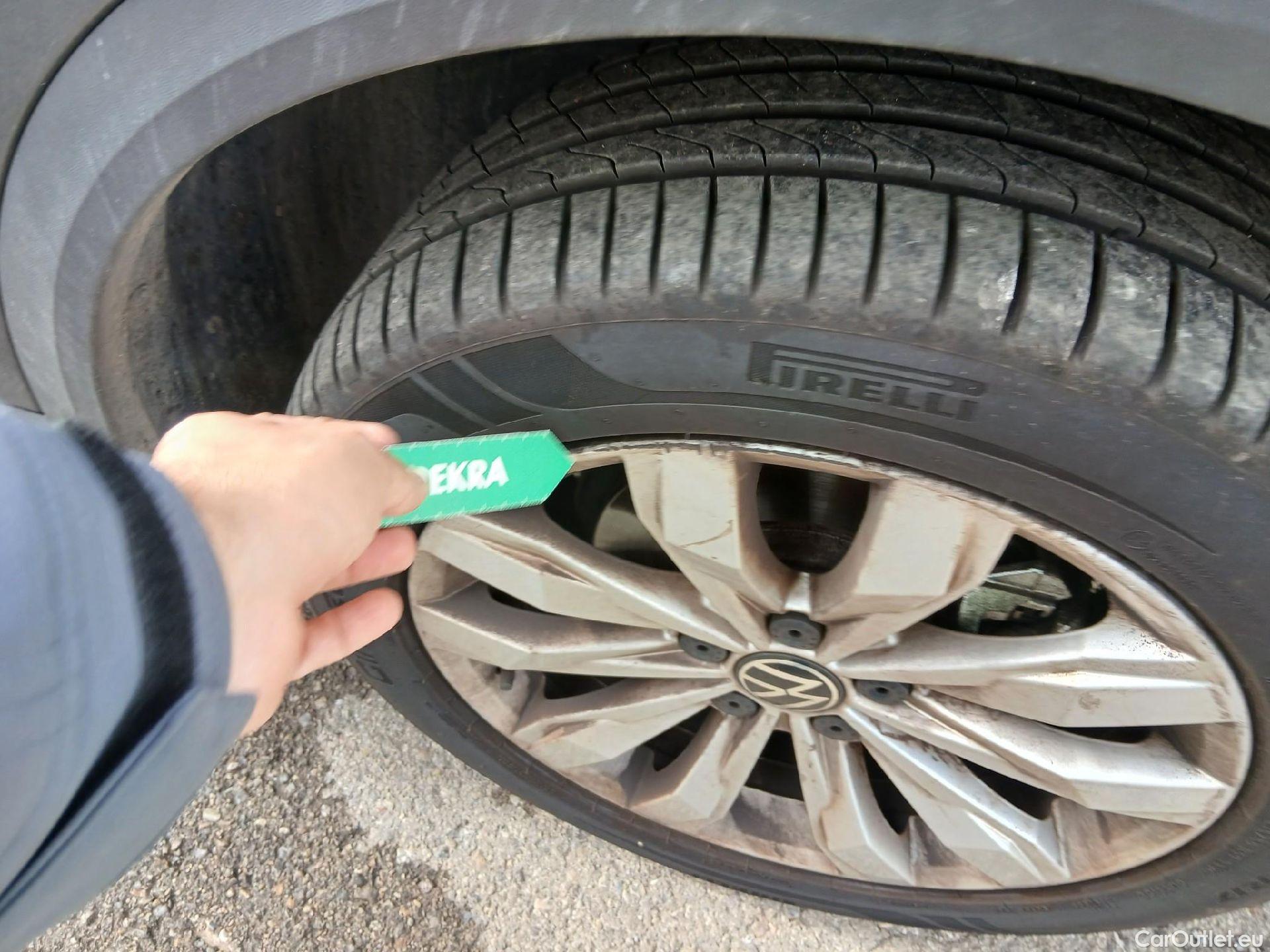  Volkswagen  T-ROC VOLKSWAGEN  / 2017 / 5P / todoterreno Advance 1.0 TSI 81kW (110CV) #36