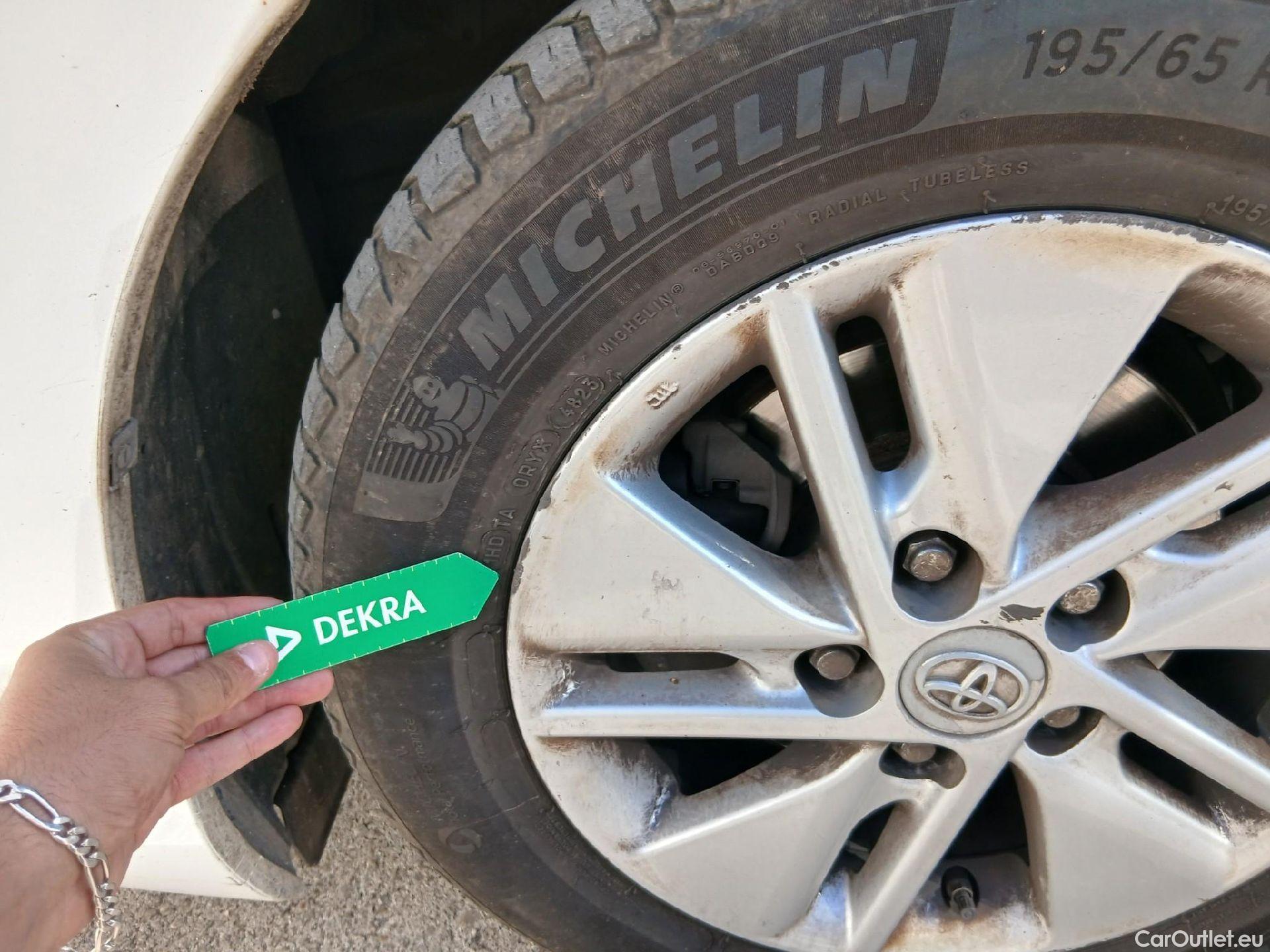  Toyota  Auris TOYOTA  / 2015 / 5P / berlina con portón 1.8 140H Hybrid Business #17