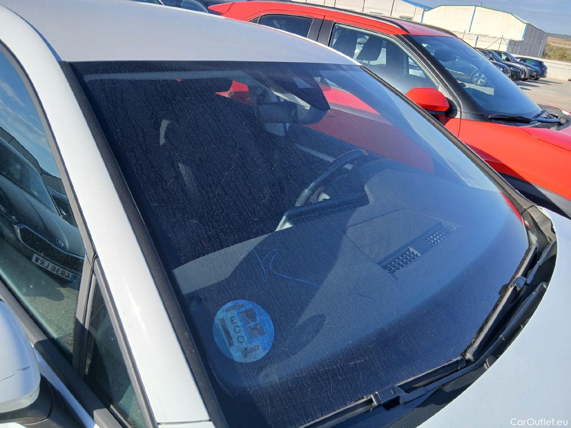  Volkswagen  Golf  VOLKSWAGEN / 2020 / 5P / berlina con portón Life 1.0 eTSI 81kW (110CV) DSG #9