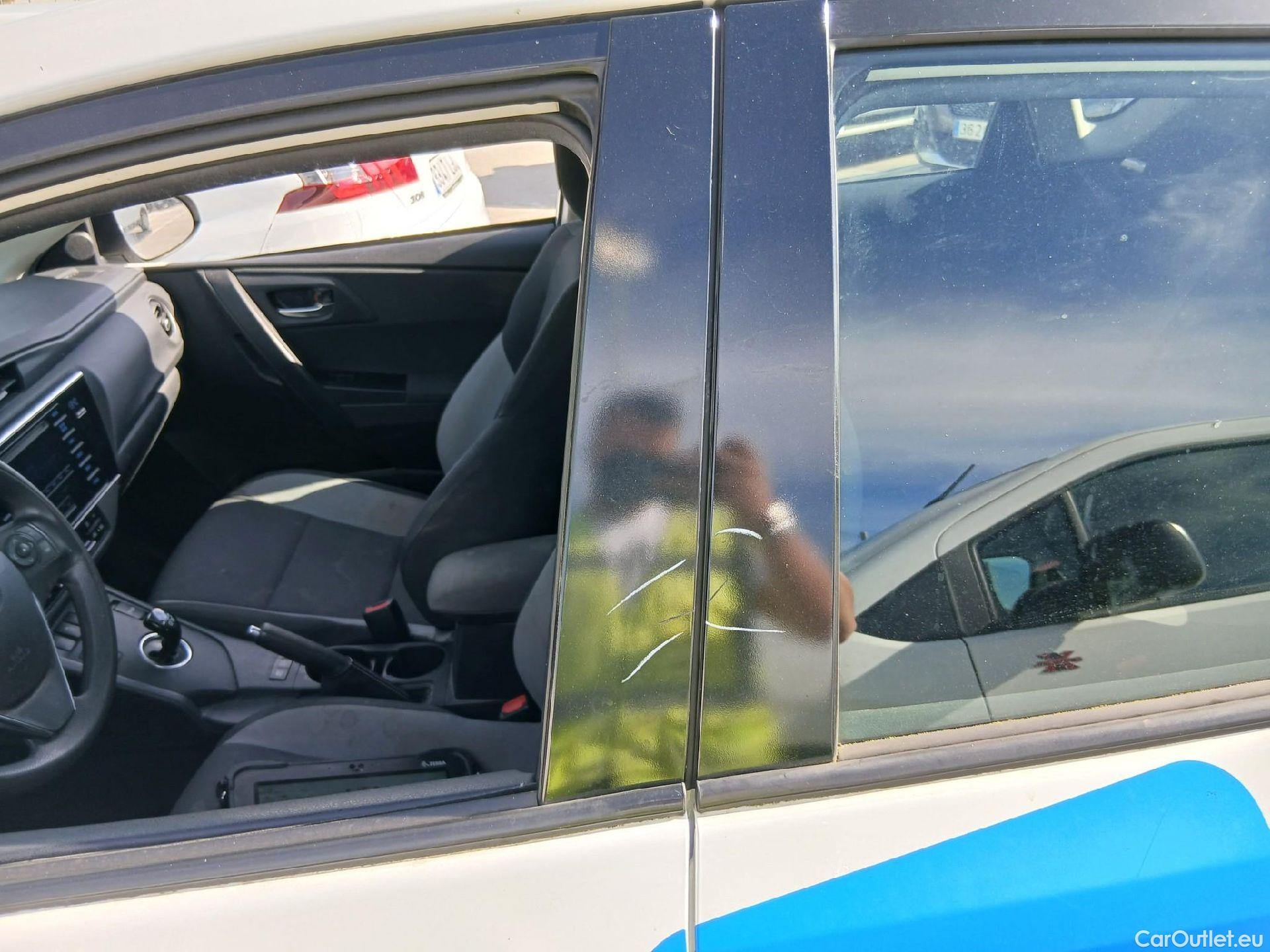  Toyota  Auris TOYOTA  / 2015 / 5P / berlina con portón 1.8 140H Hybrid Business #57