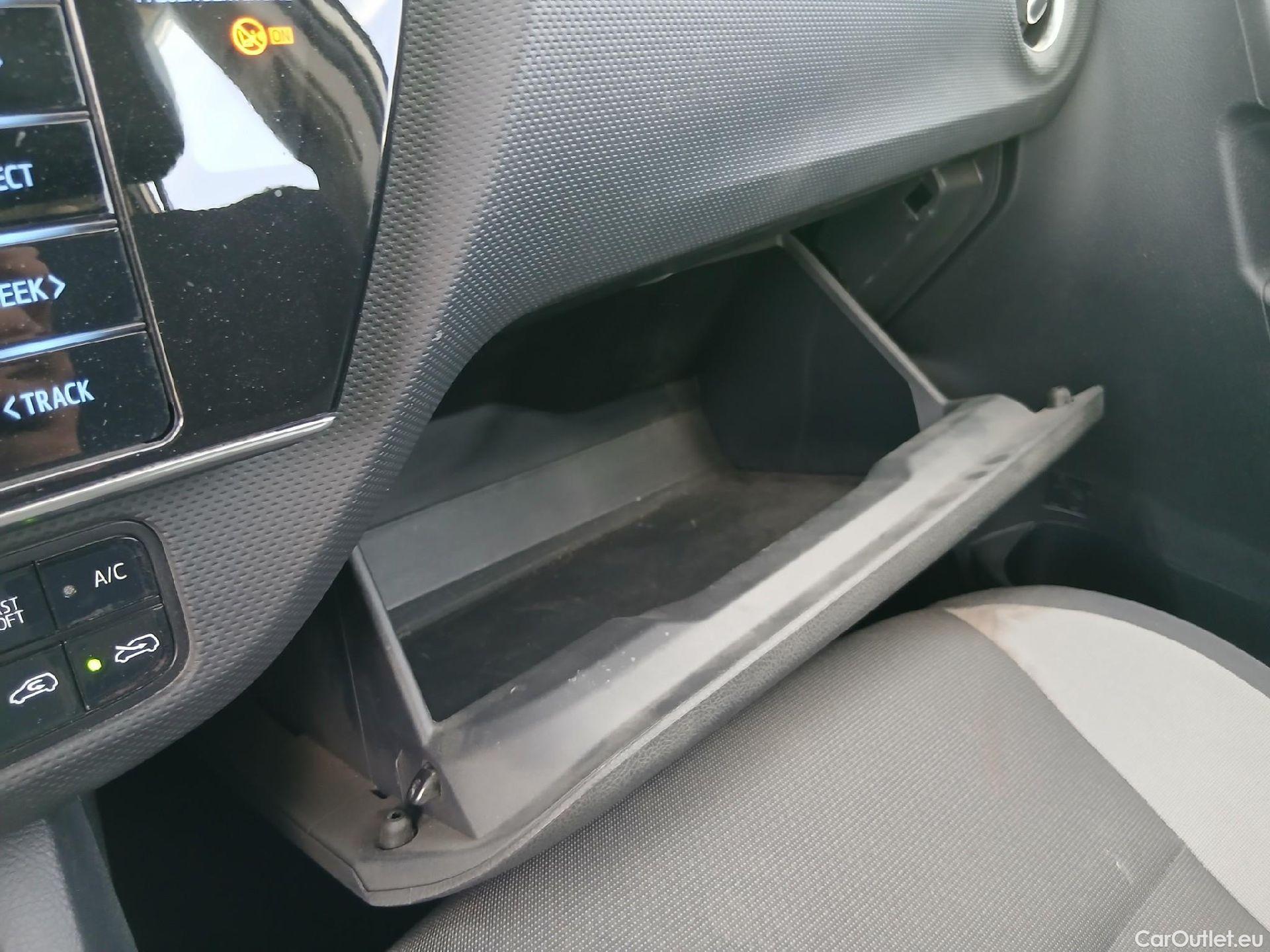  Toyota  Auris TOYOTA  / 2015 / 5P / berlina con portón 1.8 140H Hybrid Business #1