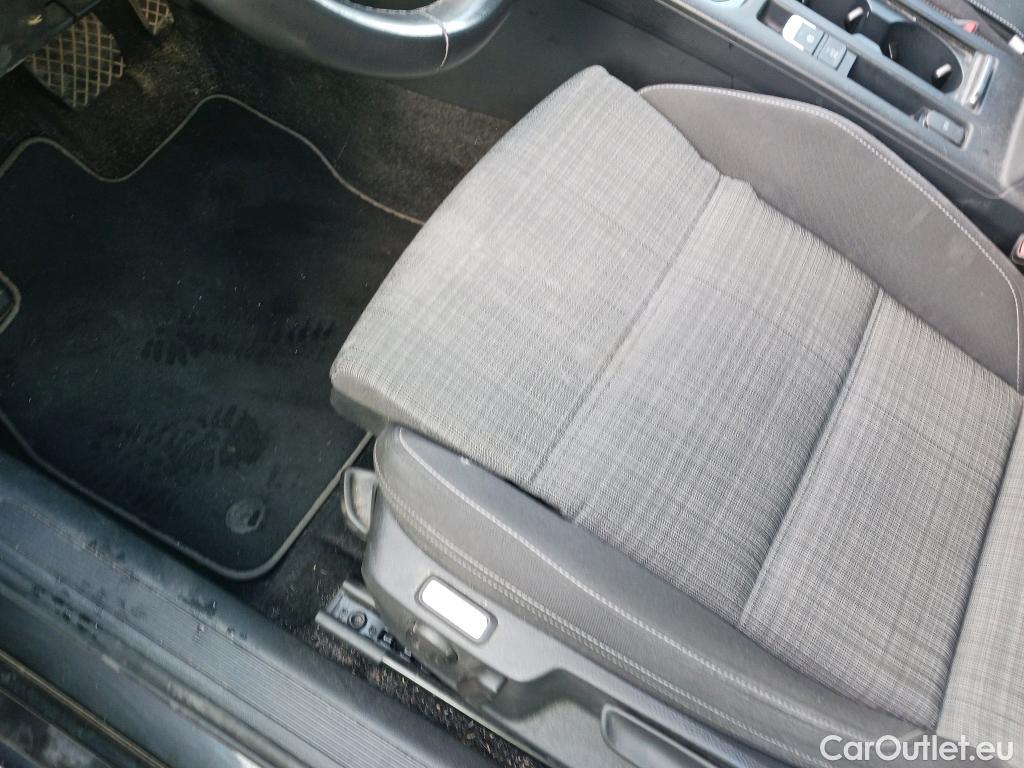  Volkswagen  Passat VOLKSWAGEN  / 2019 / 5P / familiar Variant Executive 2.0 TDI 110kW DSG #24