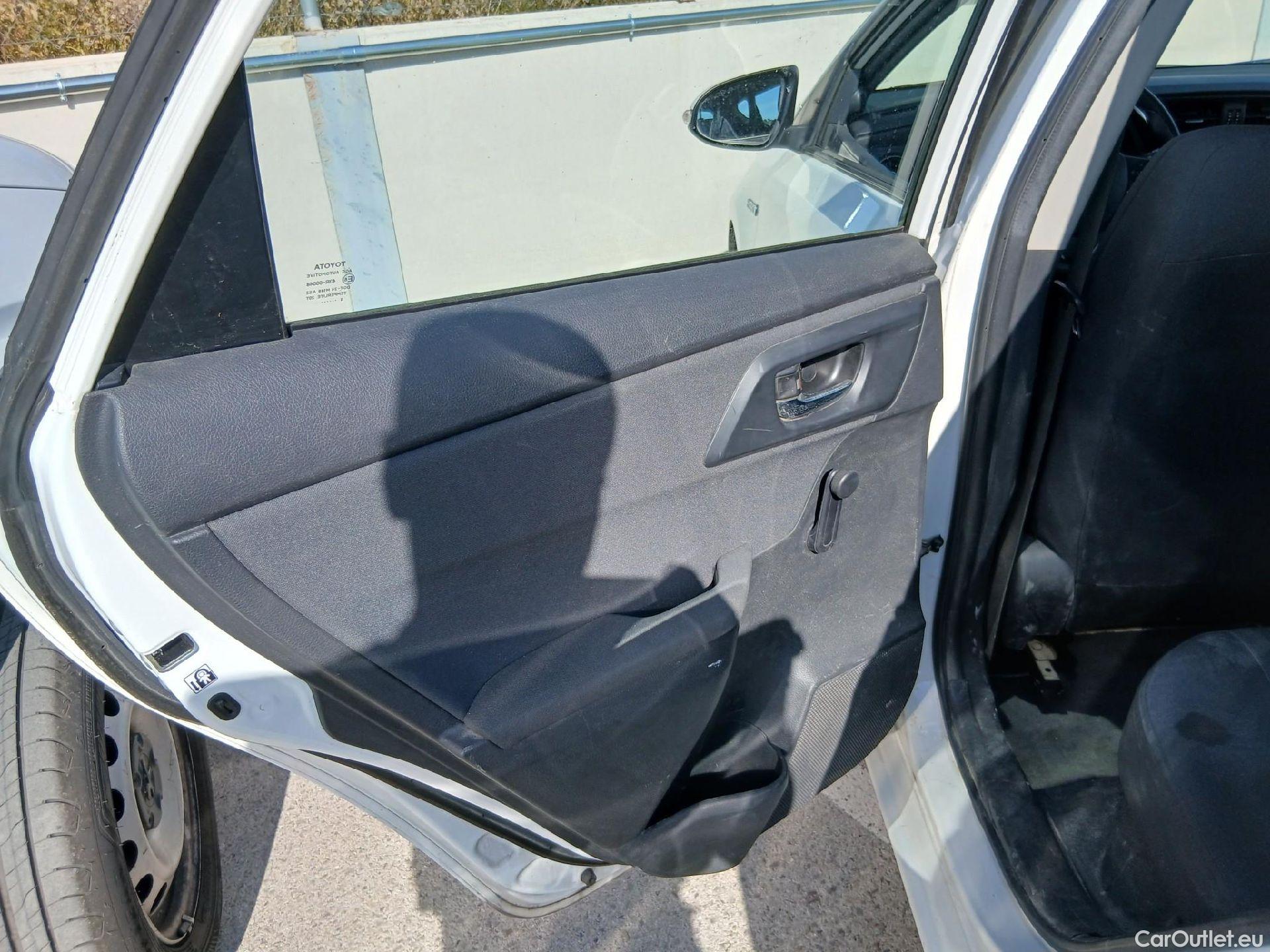  Toyota  Auris TOYOTA  / 2015 / 5P / berlina con portón 1.8 140H Hybrid Business #27