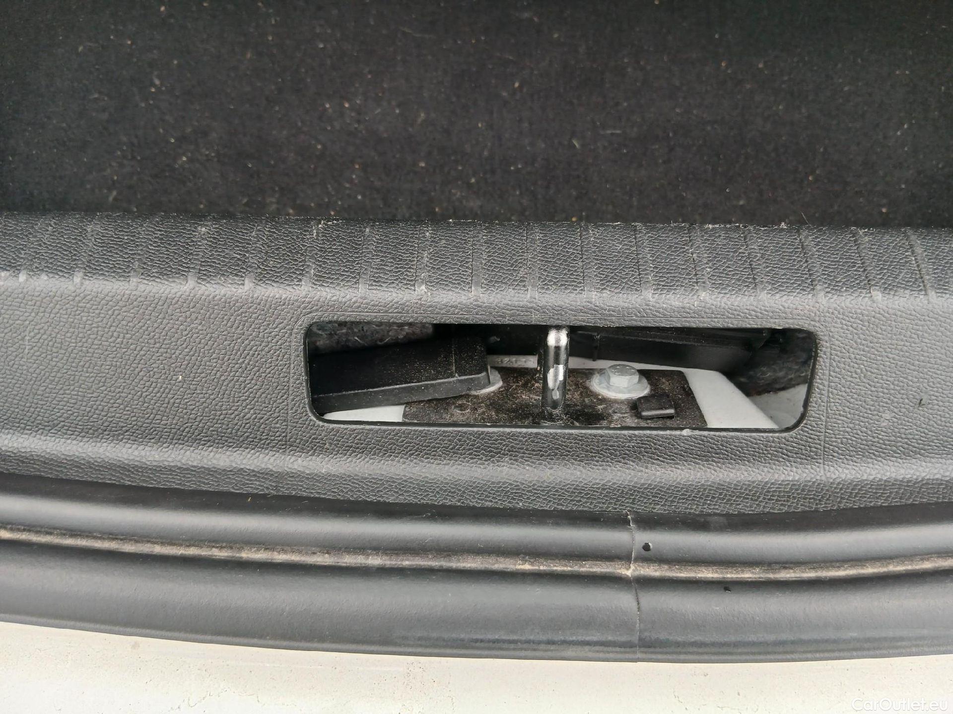  Opel  Corsa OPEL  / 2019 / 5P / berlina con portón 1.2T XHL 74kW (100CV) Edition #30