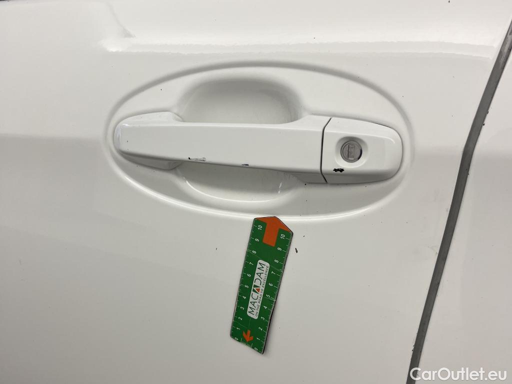  Toyota  Yaris TOYOTA  / 2017 / 5P / berlina con portón 1.5 100H Active #20