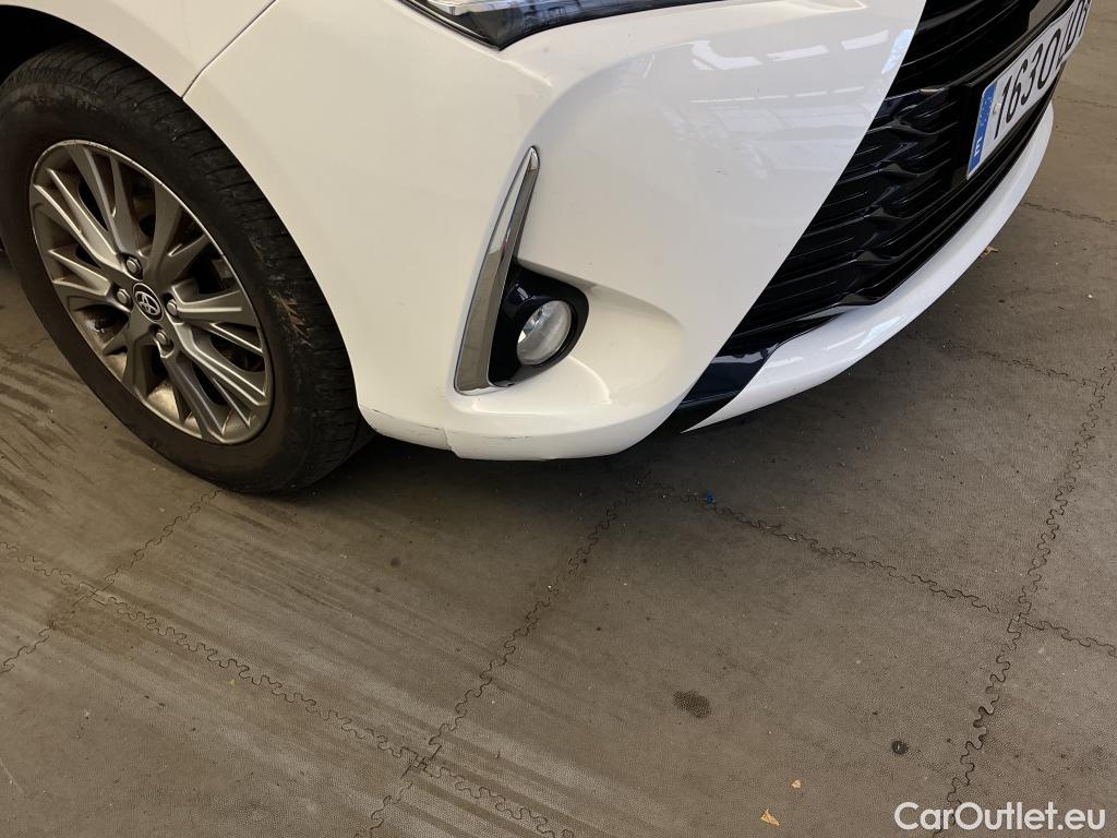  Toyota  Yaris TOYOTA  / 2017 / 5P / berlina con portón 1.5 100H Active #3