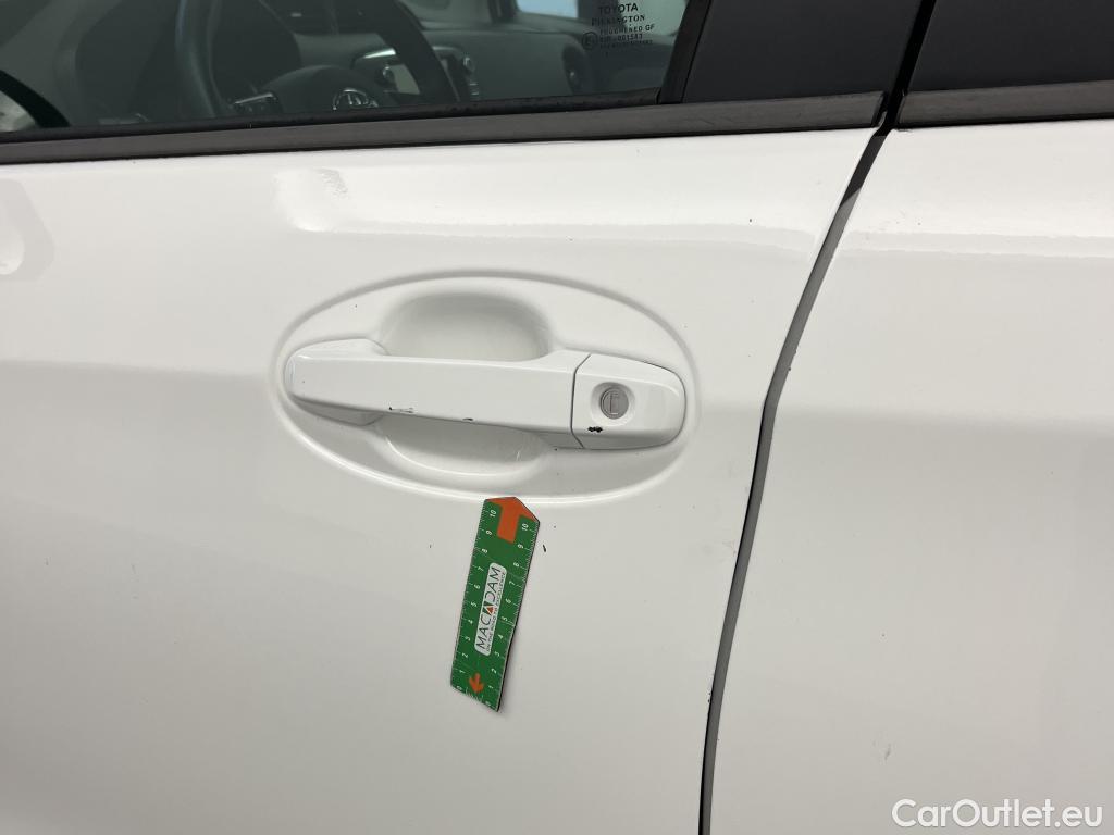  Toyota  Yaris TOYOTA  / 2017 / 5P / berlina con portón 1.5 100H Active #19