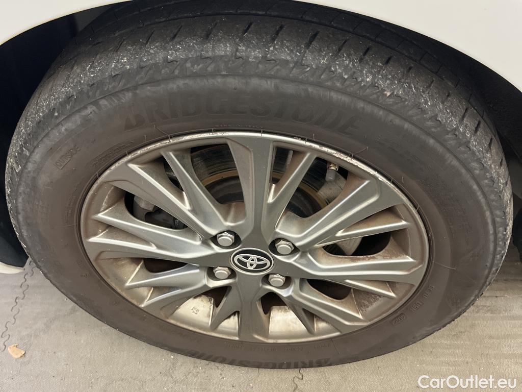  Toyota  Yaris TOYOTA  / 2017 / 5P / berlina con portón 1.5 100H Active #13