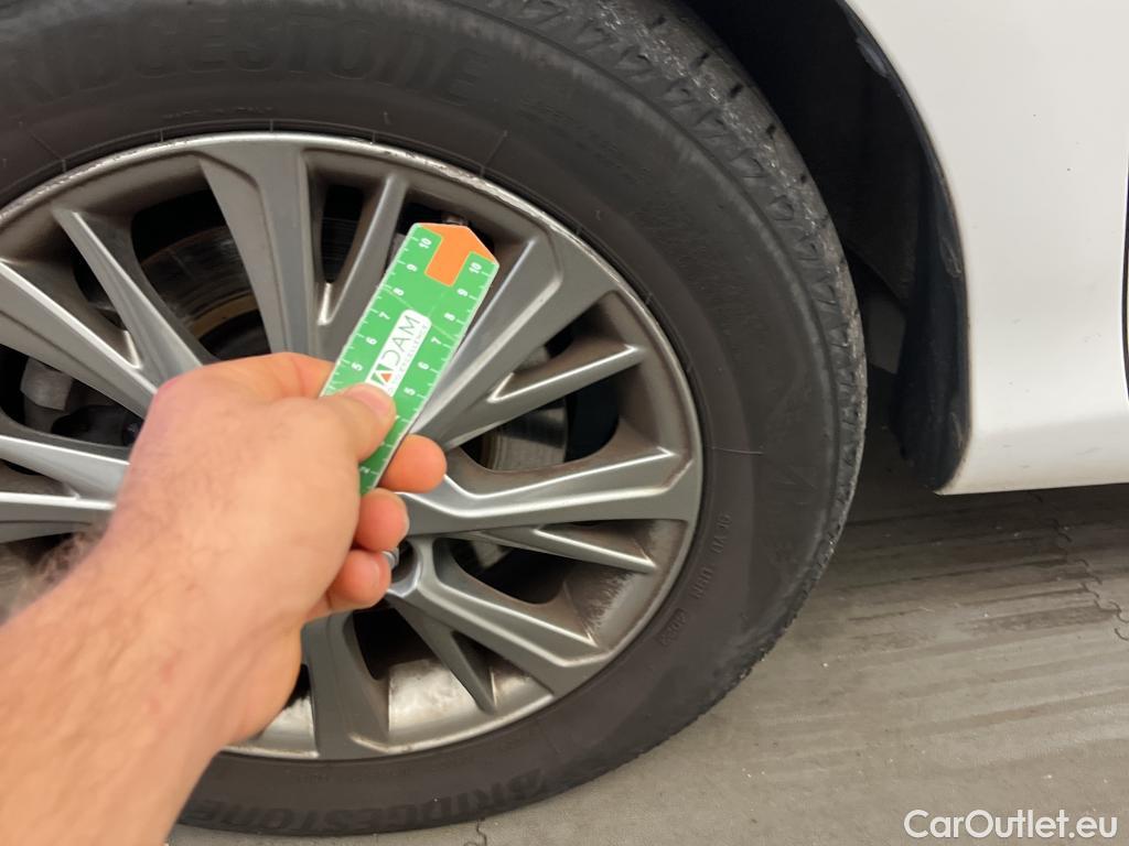  Toyota  Yaris TOYOTA  / 2017 / 5P / berlina con portón 1.5 100H Active #8