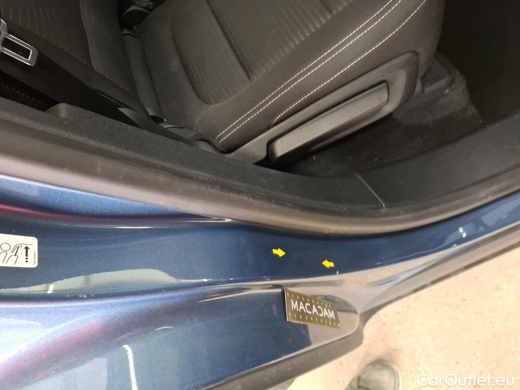  Ford  Kuga FORD  / 2019 / 5P / SUV 190 Hybrid I-AWD(FHEV) Powershi Titanium #17