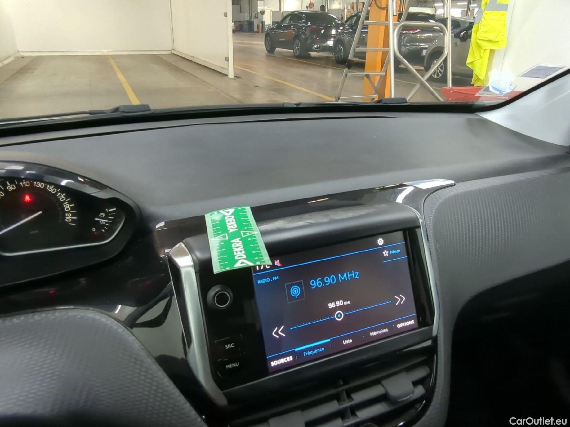  Peugeot  208 PEUGEOT  5p Berline Puretech 82 Signature #2