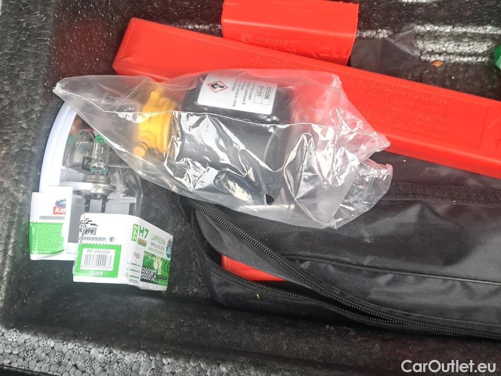  Hyundai  Konna HYUNDAI Kona / 2017 / 5P / todoterreno 1.6 GDI HEV SLE DCT #4