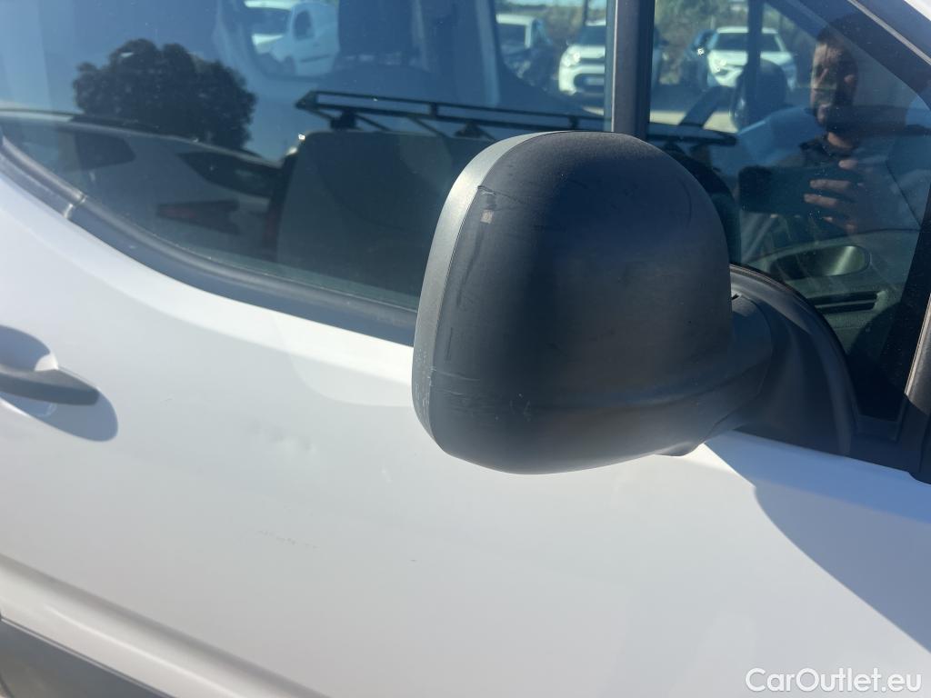  Citroen  Berlingo CITROEN  / 2018 / 4P / combi Talla M BlueHDi 100 LIVE (AC) #39