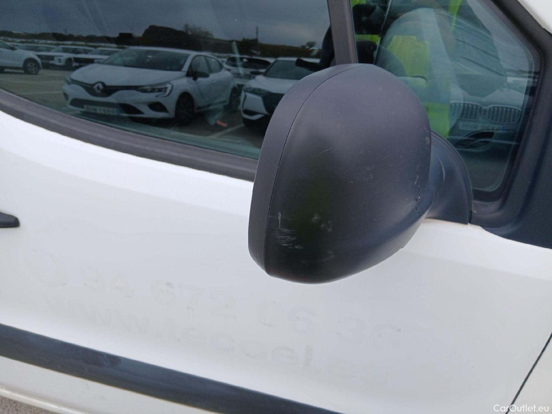  Citroen  Berlingo CITROEN  / 2015 / 3P / furgón derivado de turismo BlueHDi 74KW (100CV) #32