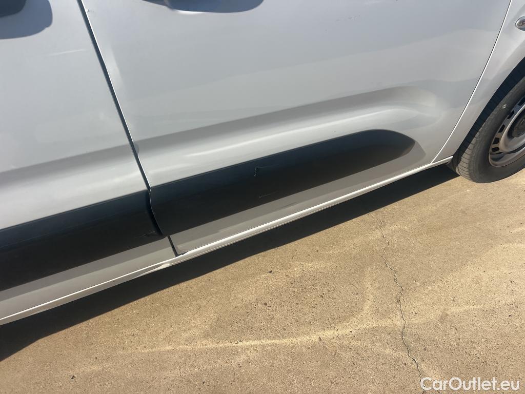  Citroen  Berlingo CITROEN  / 2018 / 4P / combi Talla M BlueHDi 100 LIVE (AC) #45