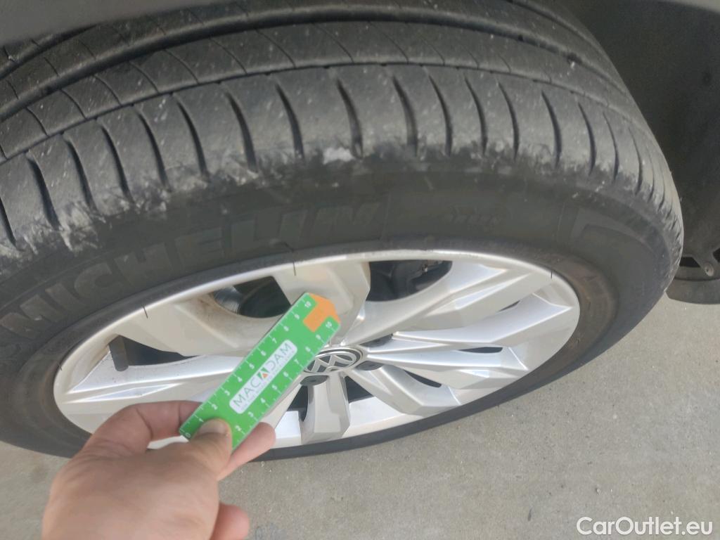  Volkswagen  T-ROC VOLKSWAGEN  / 2017 / 5P / todoterreno Advance 1.0 TSI 85kW (115CV) #2