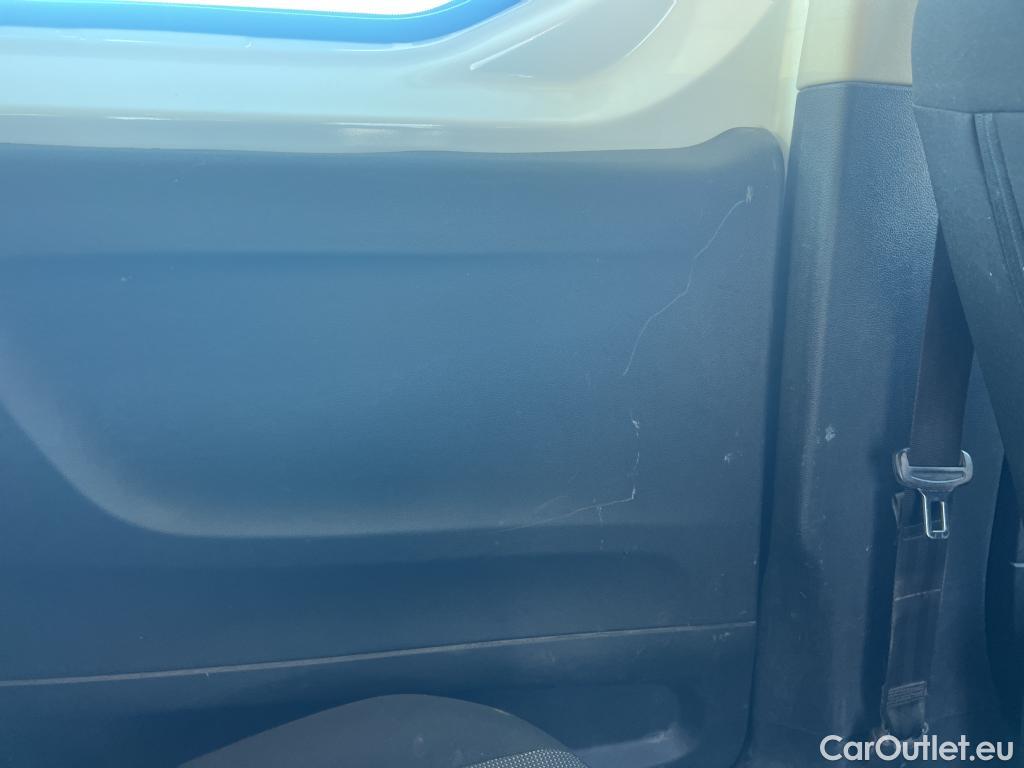  Citroen  Berlingo CITROEN  / 2018 / 4P / combi Talla M BlueHDi 100 LIVE (AC) #22