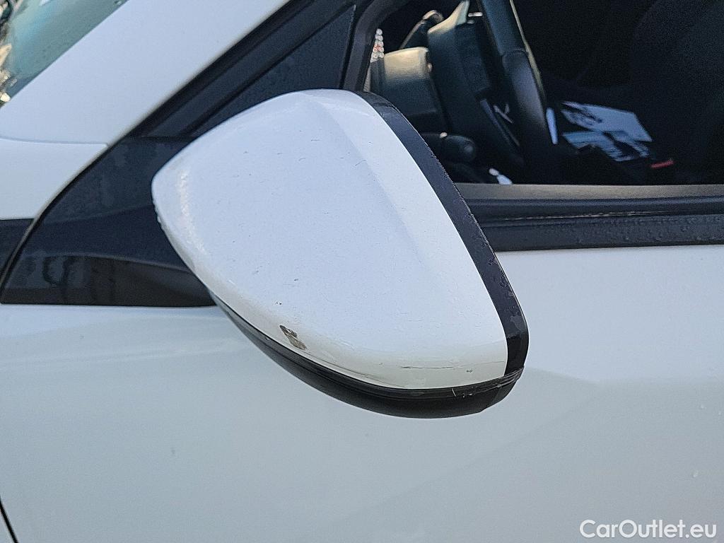  Peugeot  2008 PEUGEOT  / 2019 / 5P / todoterreno Active Pack BlueHDI 81kW (110CV) #19