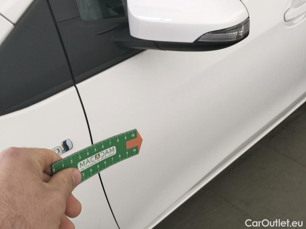  Toyota  Yaris TOYOTA  / 2017 / 5P / berlina con portón 1.5 100H Active #7