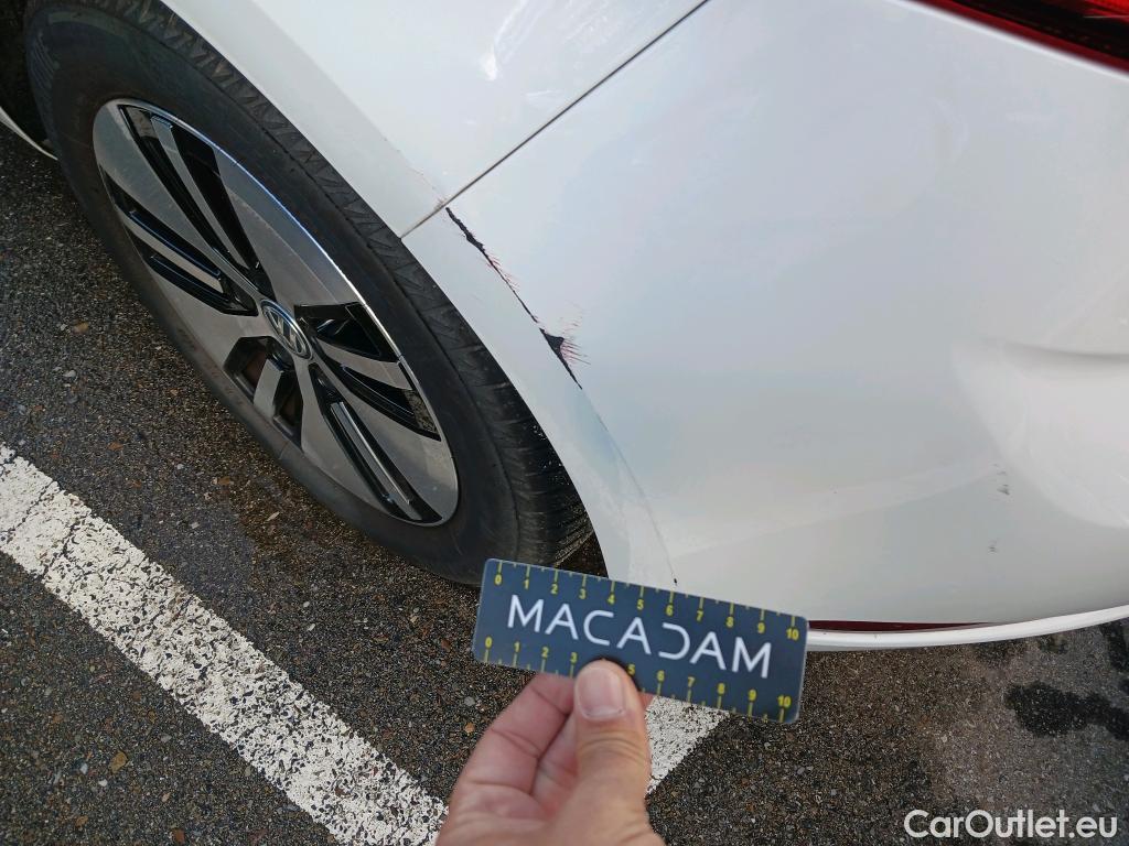  Volkswagen  Golf  VOLKSWAGEN / 2016 / 5P / berlina con portón e-ePower 110 kW (136CV) #9