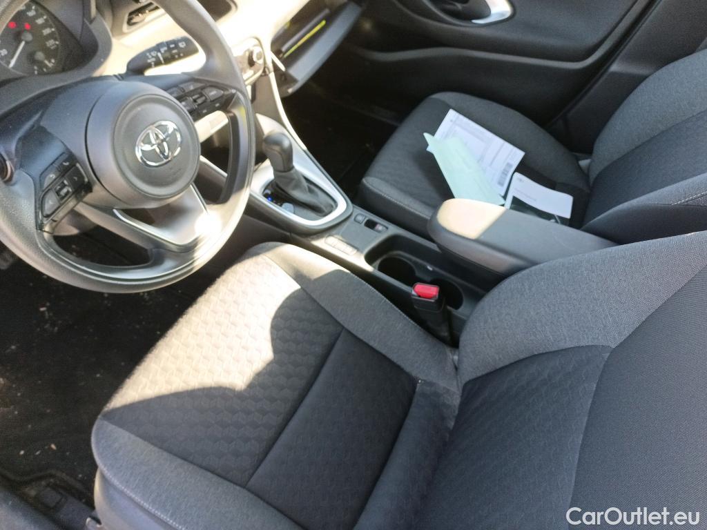  Toyota  Yaris TOYOTA  / 2020 / 5P / berlina con portón 1.5 120H Business Plus #13
