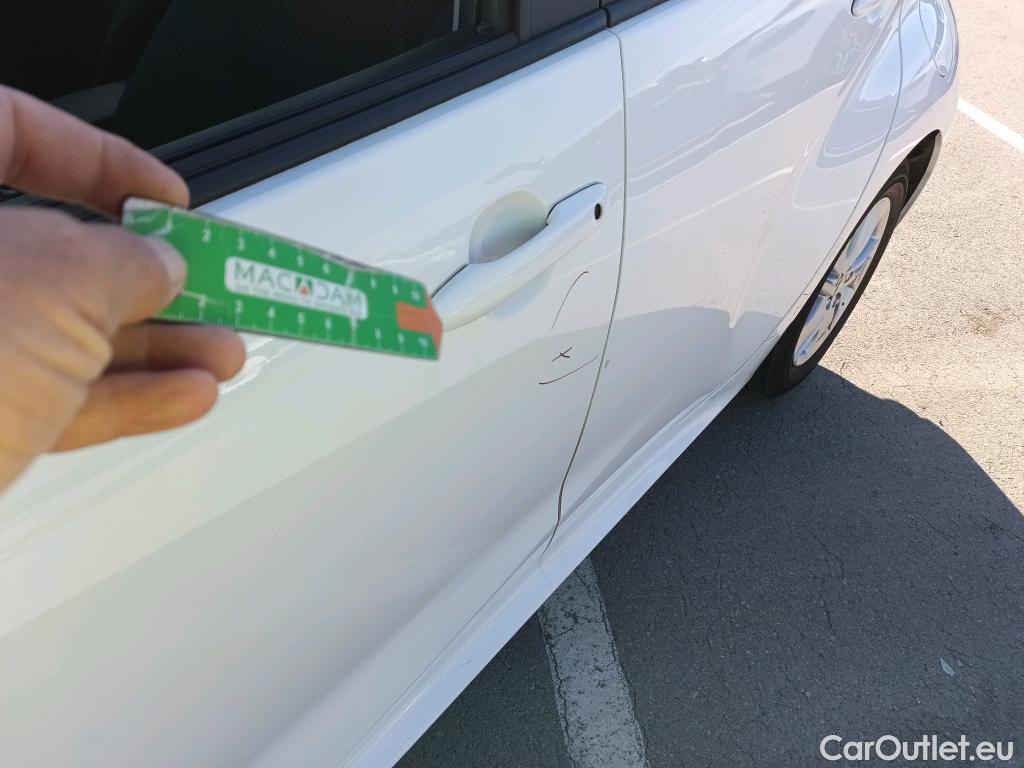  Toyota  Yaris TOYOTA  / 2020 / 5P / berlina con portón 1.5 120H Business Plus #3