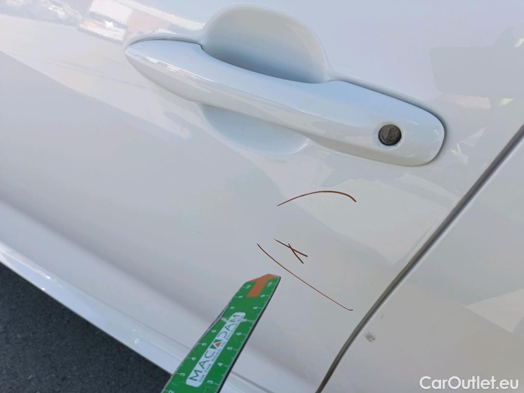  Toyota  Yaris TOYOTA  / 2020 / 5P / berlina con portón 1.5 120H Business Plus #4