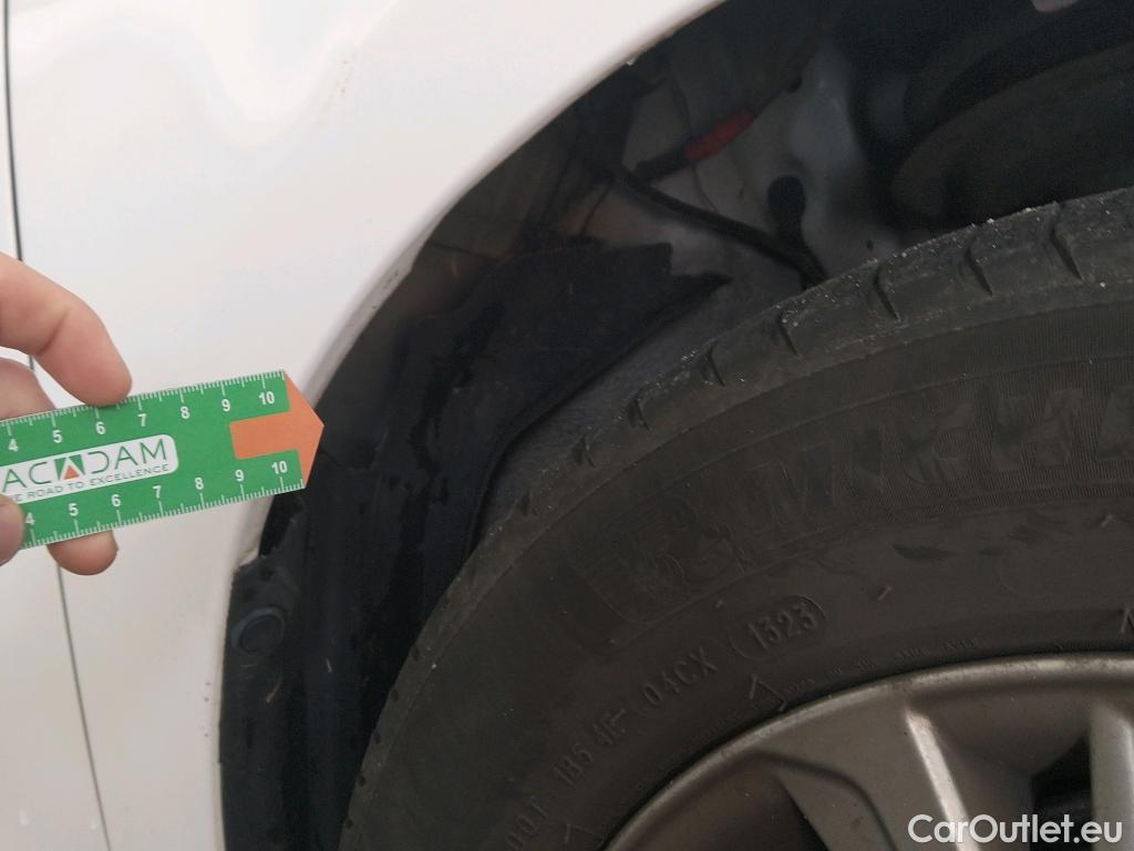  Toyota  Yaris TOYOTA  / 2017 / 5P / berlina con portón 1.5 100H Active #2