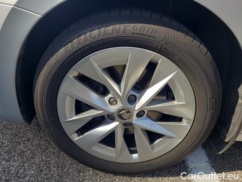  Skoda  Octavia  Lim. (NX3)(2020) Oct.2.0TDI 110 Style 4WD AT #5