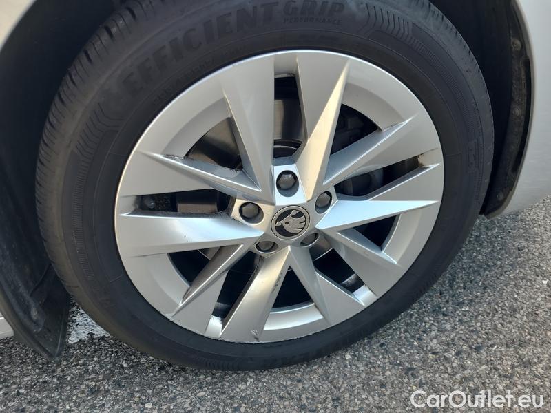  Skoda  Octavia  Lim. (NX3)(2020) Oct.2.0TDI 110 Style 4WD AT #23