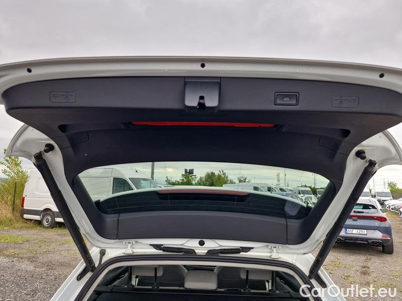  Volkswagen  Golf  VIII Variant (CG5) 2020 Var.1.5 TSI 110 Style 5d #16