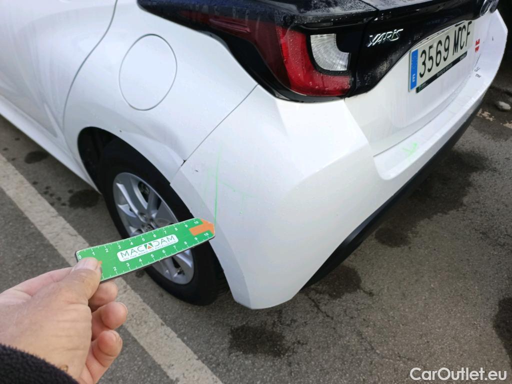  Toyota  Yaris TOYOTA  / 2020 / 5P / berlina con portón 1.5 120H Business Plus #17