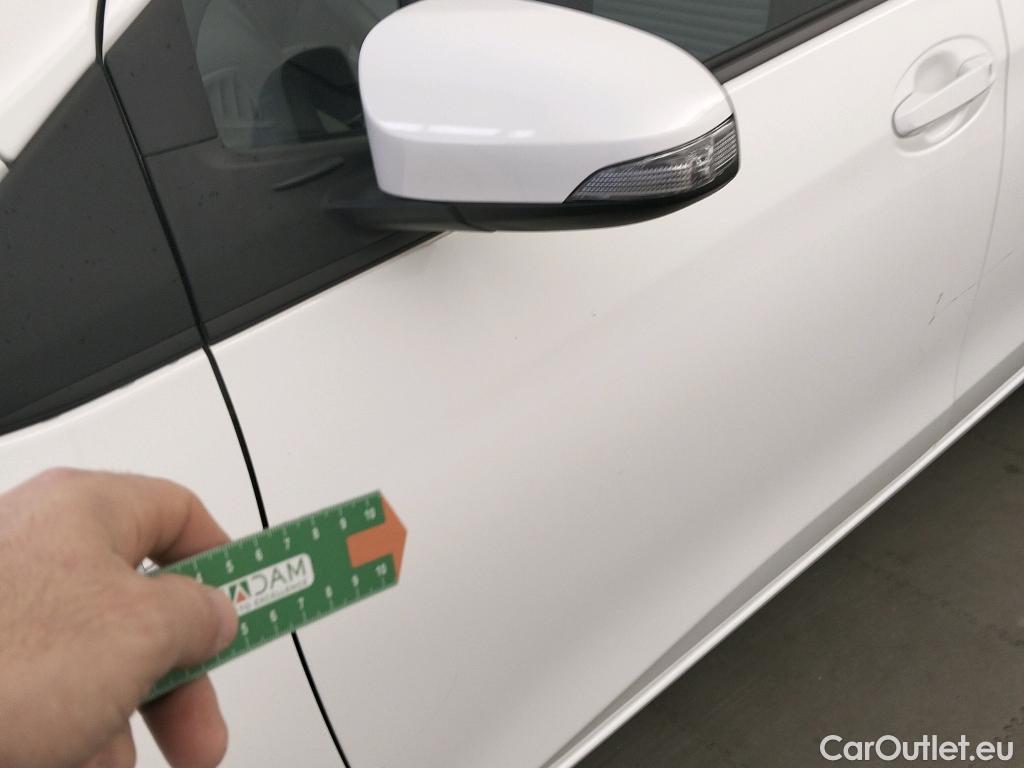  Toyota  Yaris TOYOTA  / 2017 / 5P / berlina con portón 1.5 100H Active #5