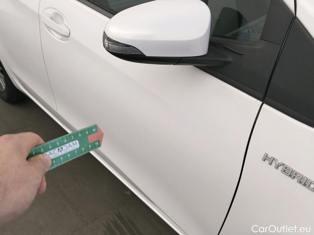  Toyota  Yaris TOYOTA  / 2017 / 5P / berlina con portón 1.5 100H Active #6