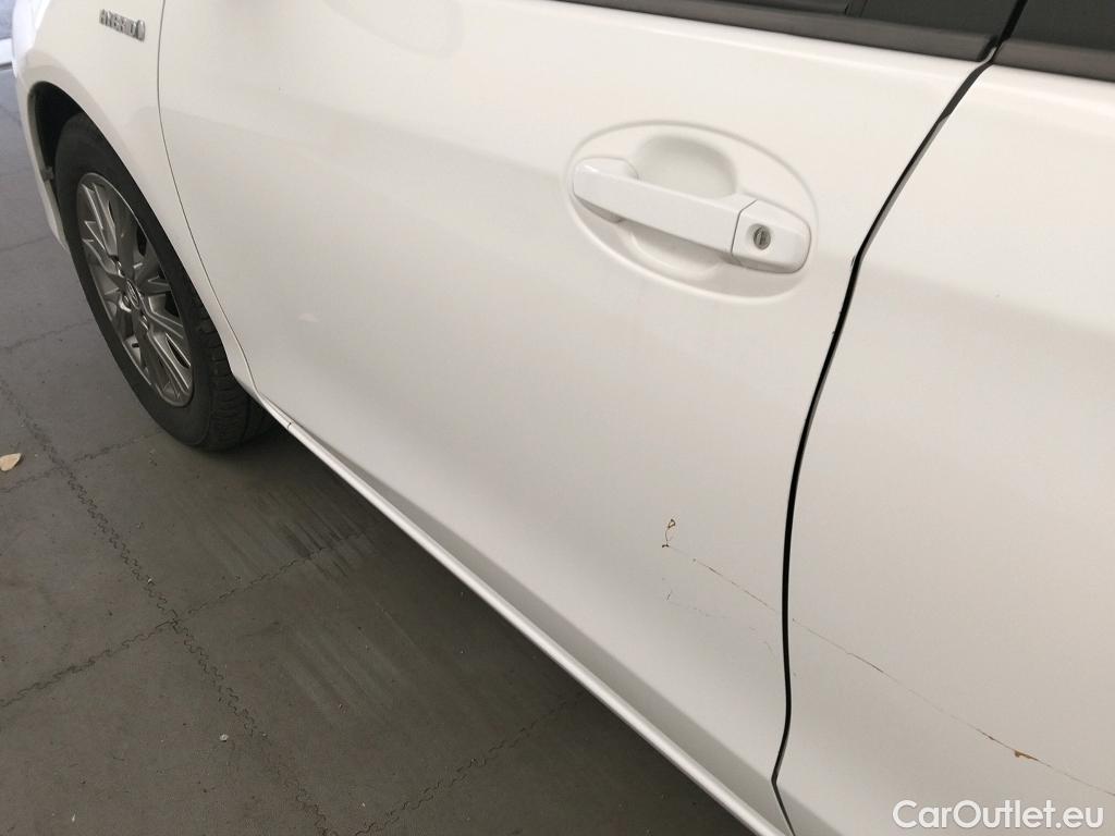  Toyota  Yaris TOYOTA  / 2017 / 5P / berlina con portón 1.5 100H Active #9