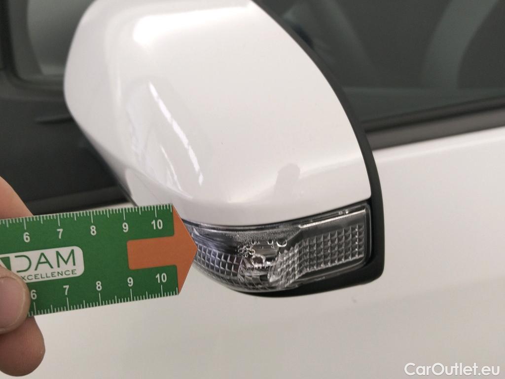  Toyota  Yaris TOYOTA  / 2017 / 5P / berlina con portón 1.5 100H Active #2