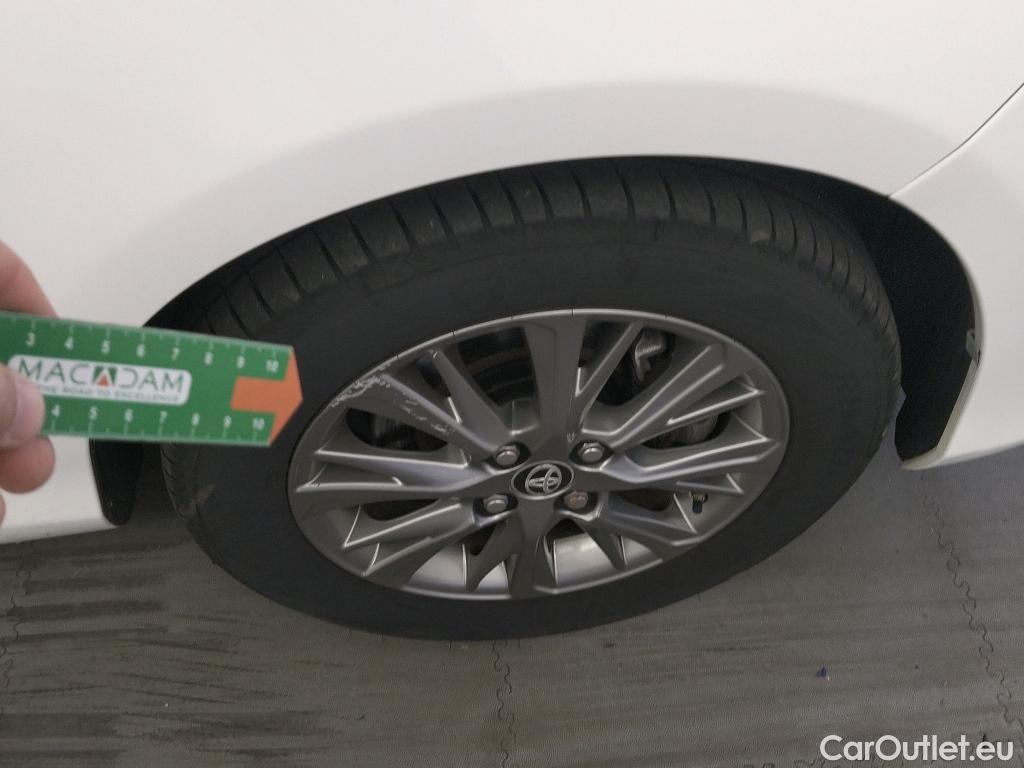  Toyota  Yaris TOYOTA  / 2017 / 5P / berlina con portón 1.5 100H Active #4