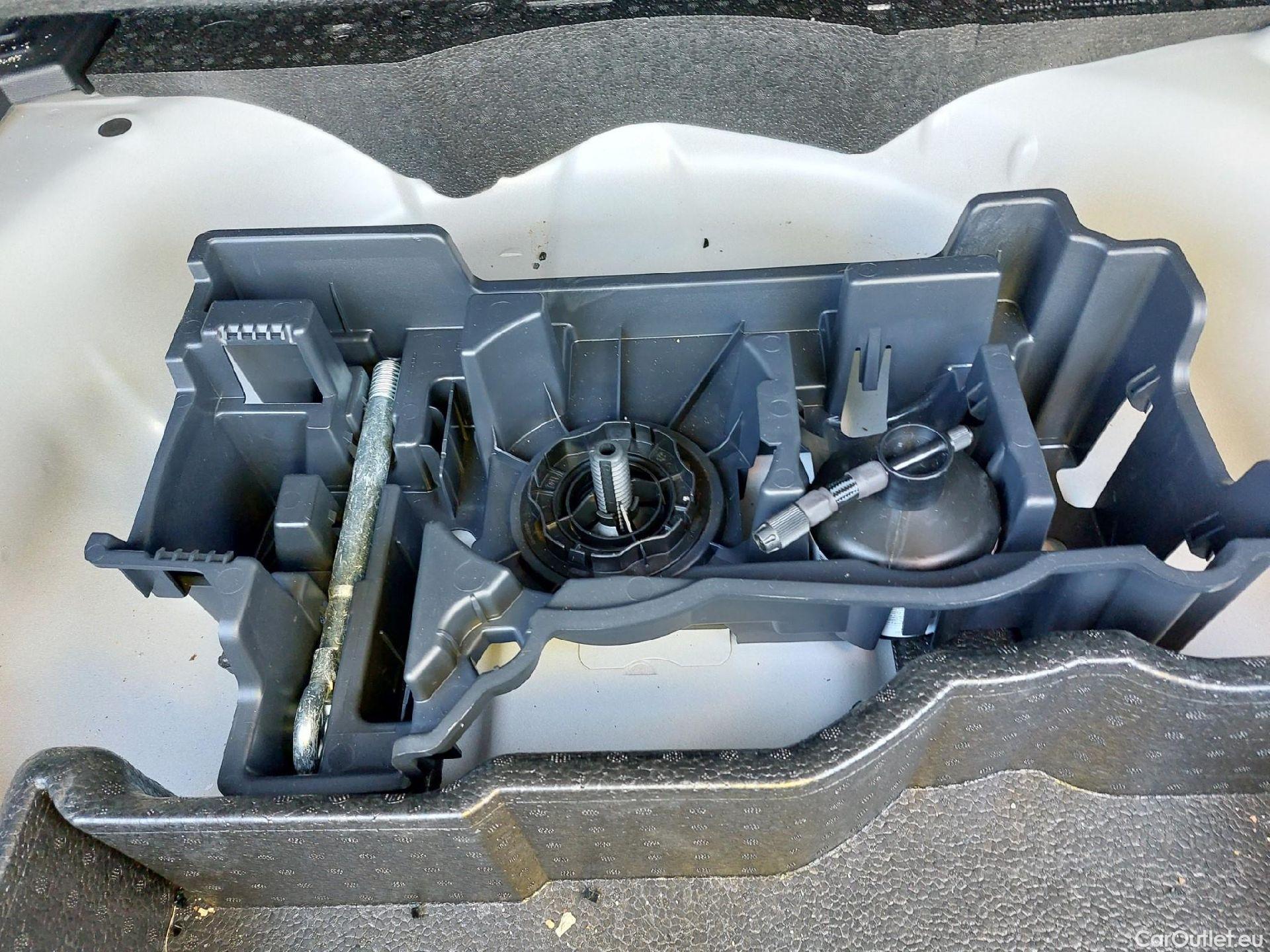  Peugeot  2008 PEUGEOT  / 2019 / 5P / todoterreno Allure BlueHDI 100 S&S BVM6 (CX) #23