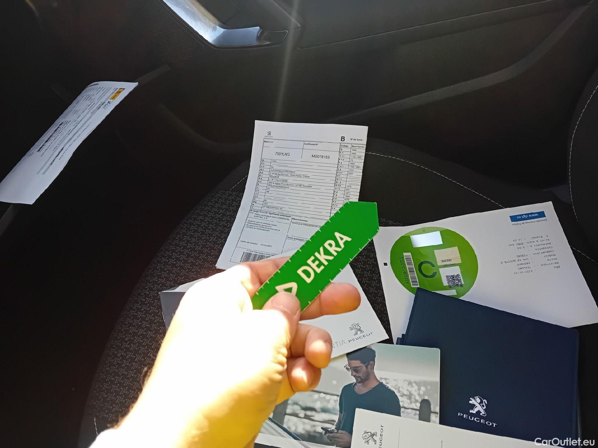  Peugeot  308 PEUGEOT  / 2017 / 5P / berlina con portón 5p Active Pack BlueHDi 130 S&S #19