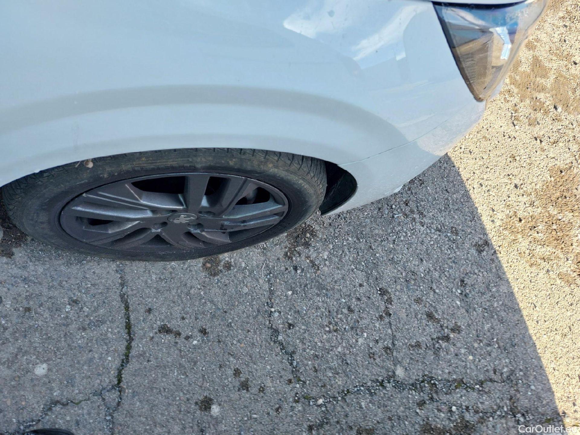  Peugeot  208 PEUGEOT  / 2019 / 5P / berlina con portón BlueHDi 73kW (100CV) Active Pack (AC) #17