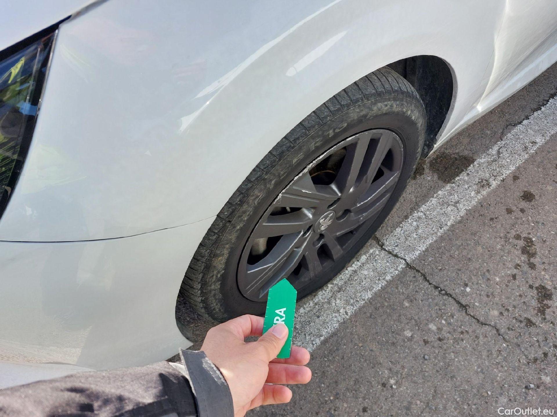  Peugeot  208 PEUGEOT  / 2019 / 5P / berlina con portón BlueHDi 73kW (100CV) Active Pack (AC) #3